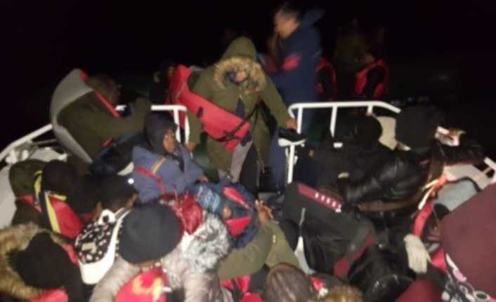 İzmir’in Dikili ilçesinde lastik botun yakıtının bitmesi nedeniyle sürüklenen ve