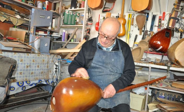 Kars’ta 10 yaşında babasının yanında öğrendiği müzik aletleri yapımını 55