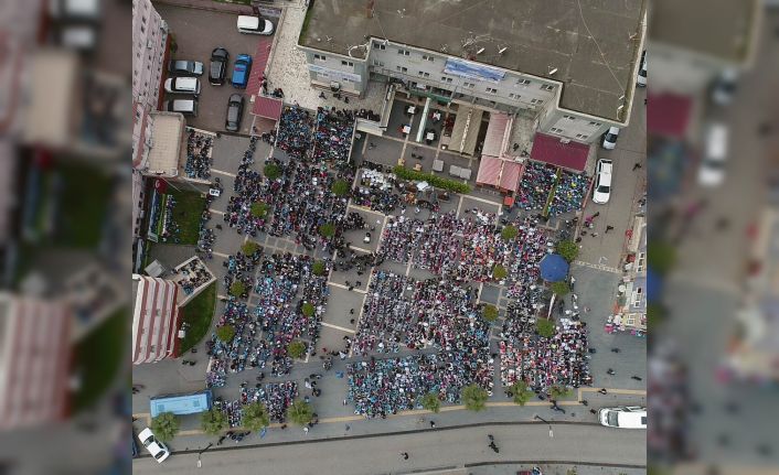 Samsun’un Tekkeköy Belediyesi tarafından düzenlenen organizasyonda, “5555” kişi kent meydanında