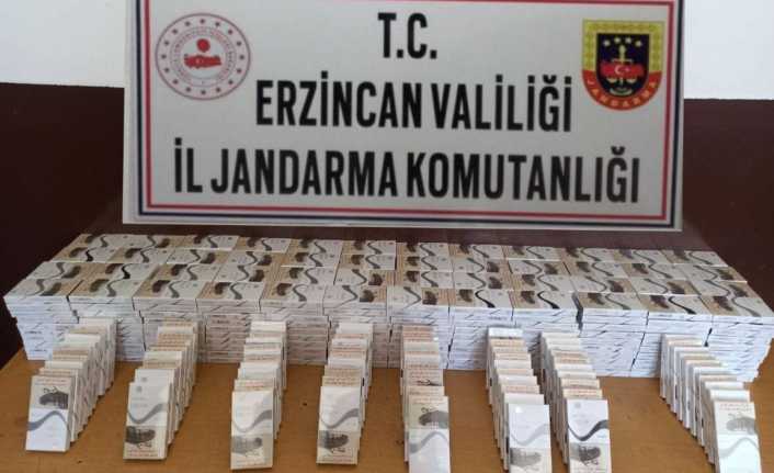 Erzincan'da yapılan yol uygulamasında 560 paket kaçak sigara ele geçirildi.