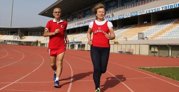 İstanbul Üniversitesi Spor Kulübünde hayatları kesişen ve evliliklerini 52 yıldır