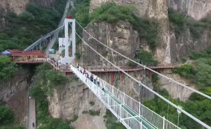 Çin’in kuzeyinde 5D teknolojili cam asma köprü açıldı. Köprü üzerinde