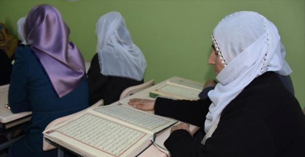 Adıyaman'da 60 yaş ve üzerindeki ev kadınları, düzenlenen kursta Kur'an-ı