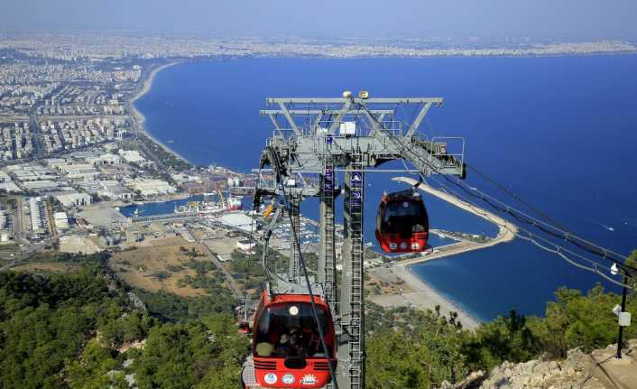 Antalya’da 605 rakımlı Tünektepe, ziyaretçi akınına uğruyor.