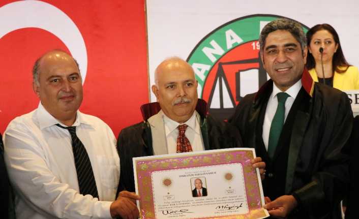 Adana’da 61 yaşındaki Halil Altıparmak, babasının hayali olan hukuk fakültesini