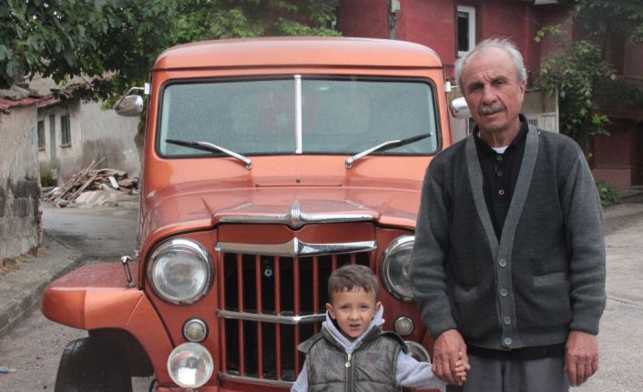 Eskişehir’de 64 yaşındaki klasik otomobil sevdalısı Turgut Ilgın, 1953 model