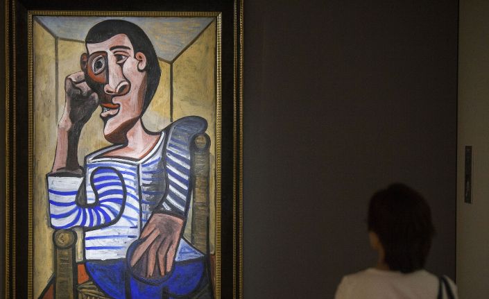 Ünlü ressam Pablo Picasso’nun bir sandalyede mavi ve beyaz çizgili