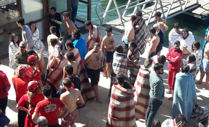 Muğla’nın Fethiye ilçesinde öğlen saatlerinde batan teknedeki 71 öğrenci ile