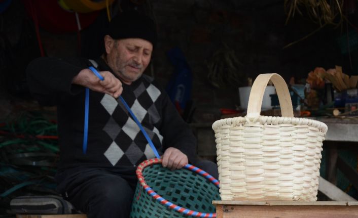 Ordu’nun Gülyalı ilçesinde yaşayan 80 yaşındaki Haki dede, çocukken öğrendiği