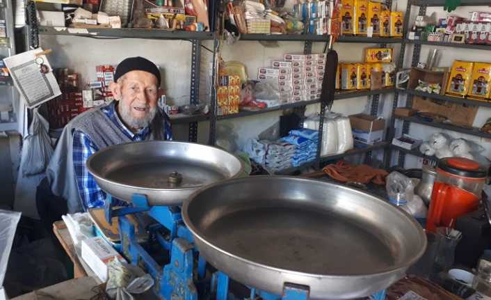Erzincan’ın Kemaliye ilçesinde yaklaşık 80 yıldır bakkal işleten İbrahim Alışık