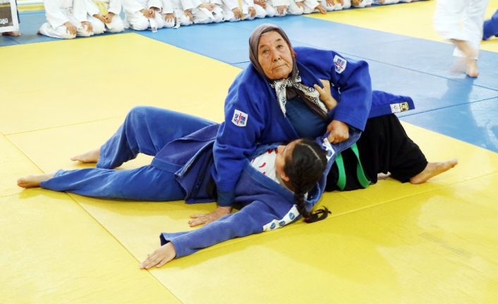 Adana’da yaşayan 80 yaşındaki Ayten Alataş, torununu spor salonuna götürürken