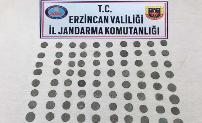 89 adet sikke ve 1 adet obje ele geçirildi Erzincan İl Jandarma Komutanlığı ekipleri tarafından yapılan operasyonda, tarihi özelliği