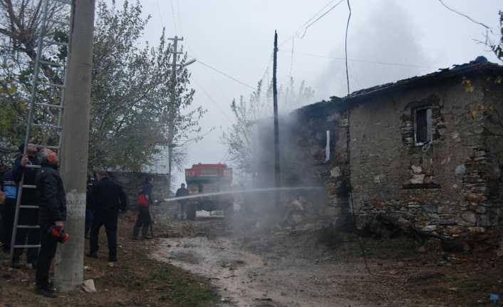 Çanakkale’nin Bayramiç ilçesinde 93 yaşındaki Hüseyin Eren, evindeki şömineden rüzgar
