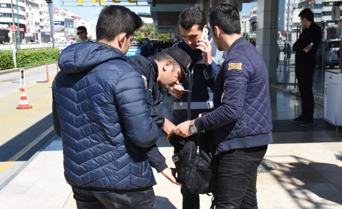 Antalya’da polis tarafından kent merkezindeki umuma açık bölgelerde eş zamanlı