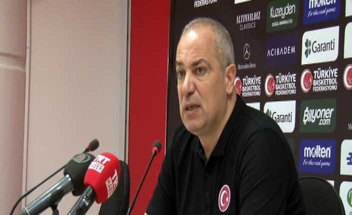 A Milli Kadın Basketbol Takımı Başantrenörü Ekrem Memnun ile yollar
