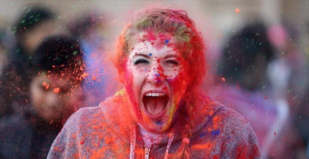 Hindistan'da "renklerin festivali" olarak bilenen "Holi Festivali", yaklaşık bin kişinin