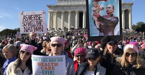 ABD'nin başkenti Washington'daki yürüyüşe katılan on binlerce gösterici, Trump karşıtı