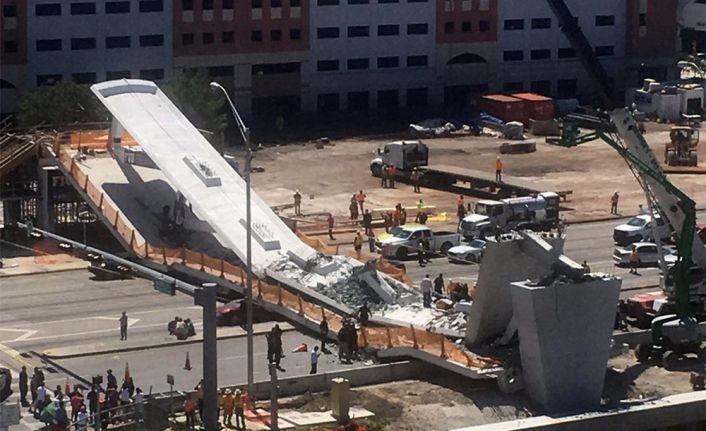 ABD’nin Florida eyaletinin Miami kentinde çöken üst geçittin altında kala