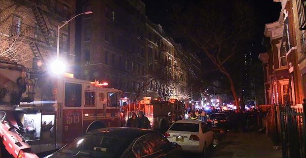 New York'un Bronx bölgesinde bir binada çıkan yangında 12 kişi
