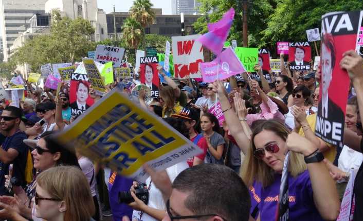 ’Kadın Eşitliği Günü’ dolayısıyla sokaklara dökülen Los Angeles halkı, kendisini