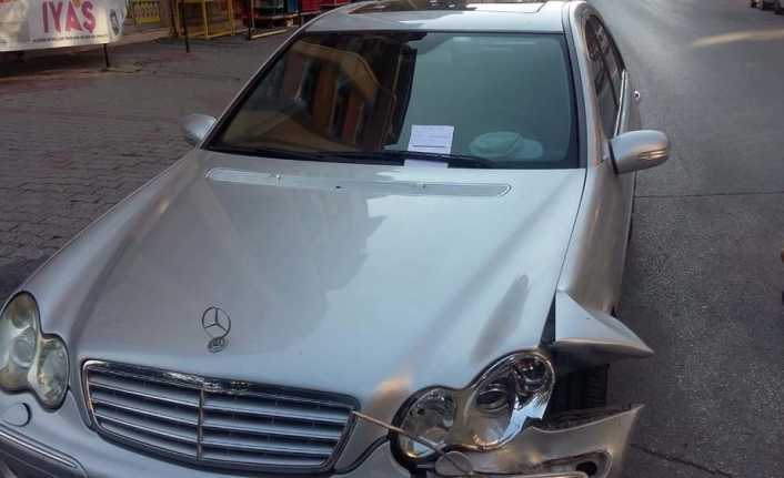 Isparta’da park halindeki bir otomobile çarptıktan sonra mesaiye gideceği için