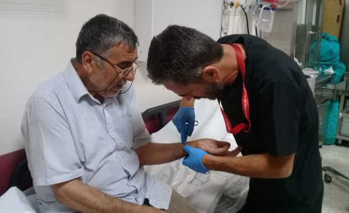 Bayram namazının ardından kesimlerin başladığı Erzincan'da, kurbanlıkları keserken yaralanan vatandaşlar,
