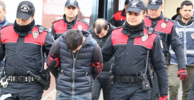 İnternetten ’acil satılık’ araç ilanı veren vatandaşları ağlarına düşürerek dolandıran
