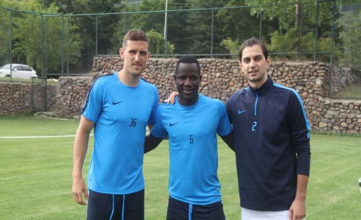 Adana Demirspor’un kadrosuna kattığı yeni transferleri, kampa dahil olup takımla