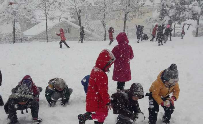 Adana’nın Tufanbeyli ilçesinde yoğur kar yağışı etkili olurken, çocuklar bu