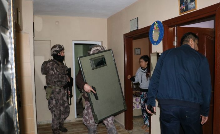 Adana’da PKK/KCK’ya yönelik düzenlenen şafak vakti operasyonunda 1’i çocuk 5’i