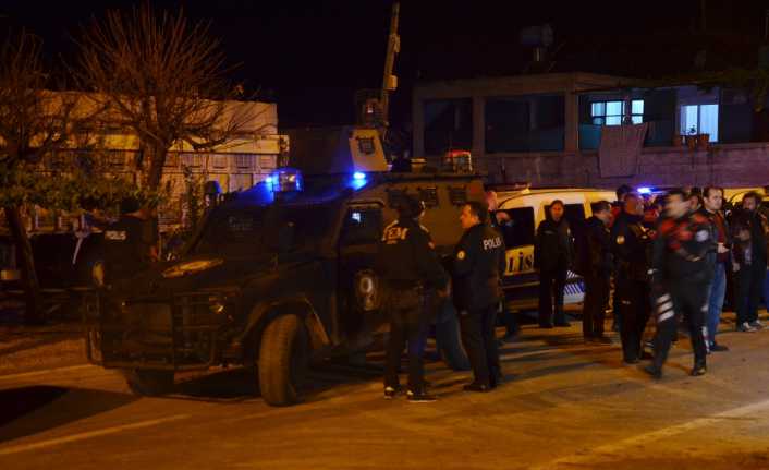 Adana’da aranan bir şahsın polis tarafından gözaltına alınmasına taş ve