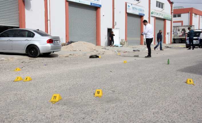 Adana’da alacak verecek meselesi yüzünden sokak ortasında çıkan silahlı çatışmada