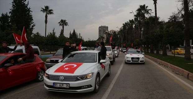 Adana'da çok sayıda kişi araçlarıyla Hatay'ın Reyhanlı ilçesine doğru yola