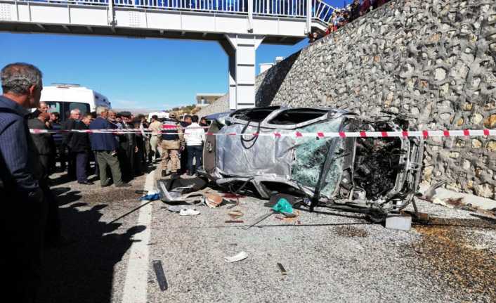 Adıyaman’ın Besni ilçesinde duvara çarparak 10 metreden aşağıya düşen otomobil,