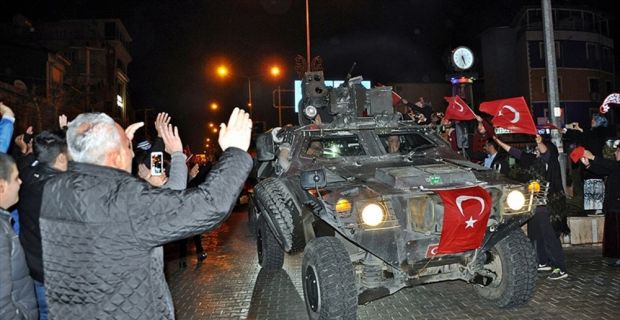 Adıyaman'ın Gölbaşı ilçesinde vatandaşlar, Suriye sınırına konuşlu birliklere takviye amaçlı