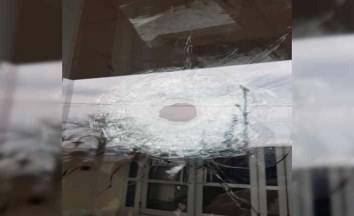 Artvin’in Hopa ilçe adliyesinde adliyede görevli polisin silahını ele geçirerek