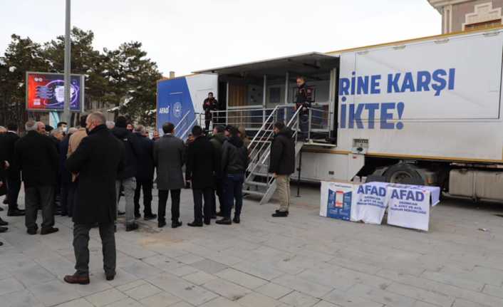 AFAD Deprem Simülasyon Tırı Erzincan Ordu Caddesi üzerinde bulunan Saat
