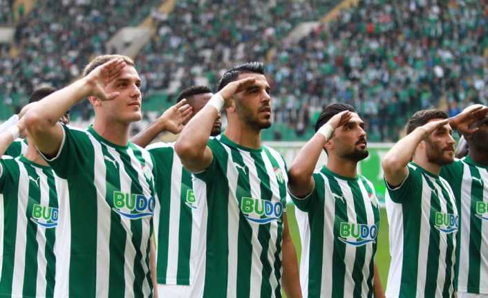 Bursasporlu futbolcular, tribünde yer alan Afrin Şehidi Piyade Uzman Çavuş