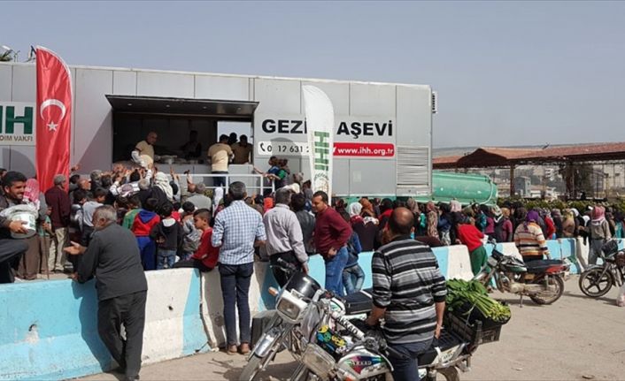 Afrin'de İHH tarafından kurulan gezici aşevinde ihtiyaç sahipleri için günlük