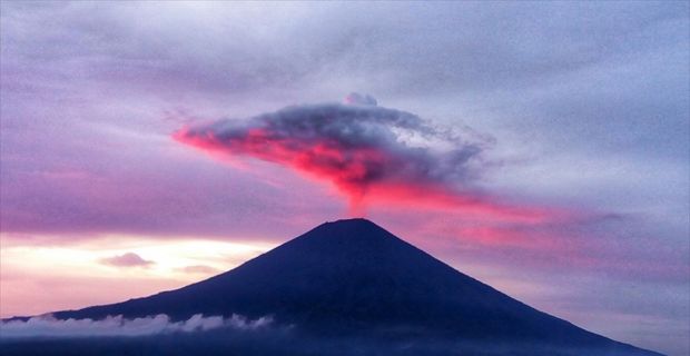 Endonezya’nın Bali Adası’nda faaliyette olan Agung Yanardağı'nın yeniden kül ve