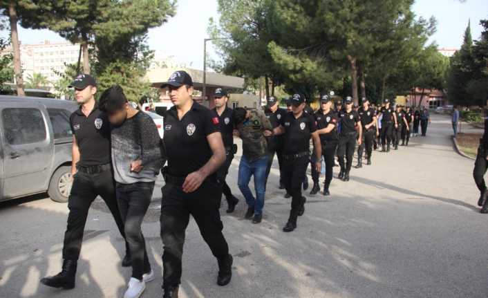 Adana’da kazada kullanılamaz hale gelen araçların sürücülerini sigorta şirketinden aramış