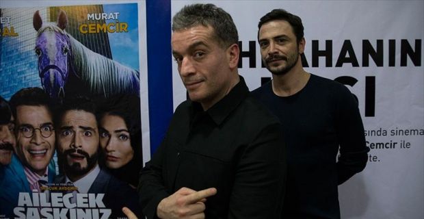 Yönetmenliğini Selçuk Aydemir'in yaptığı "Ailecek Şaşkınız" filminin Ankara galası, başrol