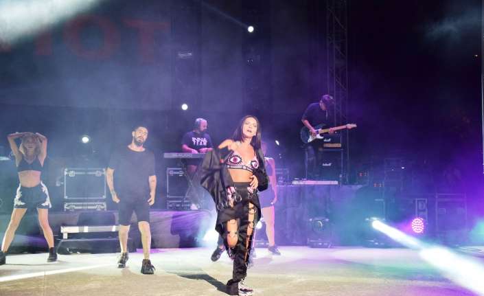 Bodrum’da sahne alan dünyaca ünlü şarkıcı Inna, Ajda Pekkan’ın “Yaz”
