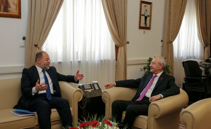 Başbakan Yardımcısı Recep Akdağ, CHP Genel Başkanı Kemal Kılıçdaroğlu’nu Meclisteki