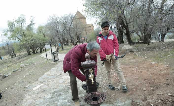 Van Gölü’nde bulunan kentin en önemli turizm değerlerinden biri olan
