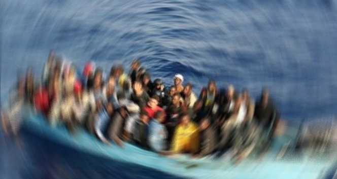 Libya açıklarında göçmenleri taşıyan şişme botun batması sonucu 12 göçmen
