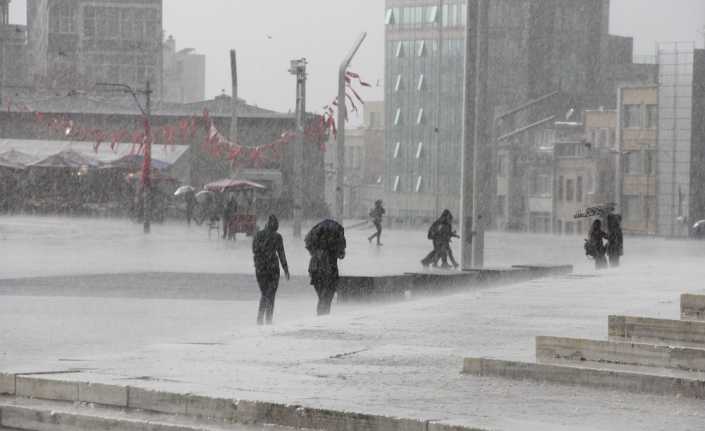 İstanbul Büyükşehir Belediyesi Afet Koordinasyon Merkezi (AKOM) tarafından yapılan açıklamada