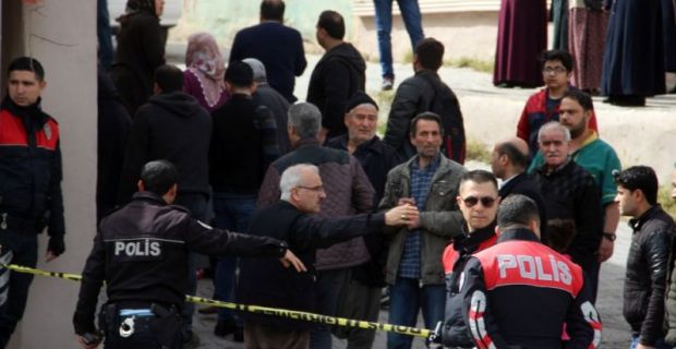 Alacak verecek kavgası kanlı bitti Şanlıurfa’da iki akraba arasında çıkan alacak verecek kavgasında silahlar konuştu.