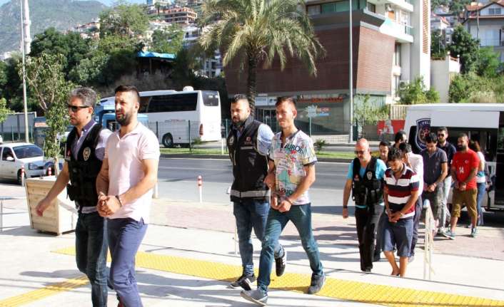 Antalya’nın Alanya ilçesinde polis ve jandarmanın uyuşturucu tacirlerine yönelik düzenliği