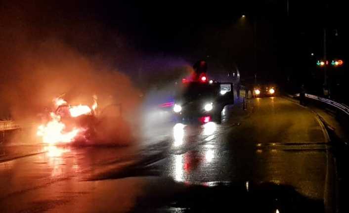 Giresun’un Eynesil ilçesinde Karadeniz Sahil Yolunda hareket halindeyken alev alan